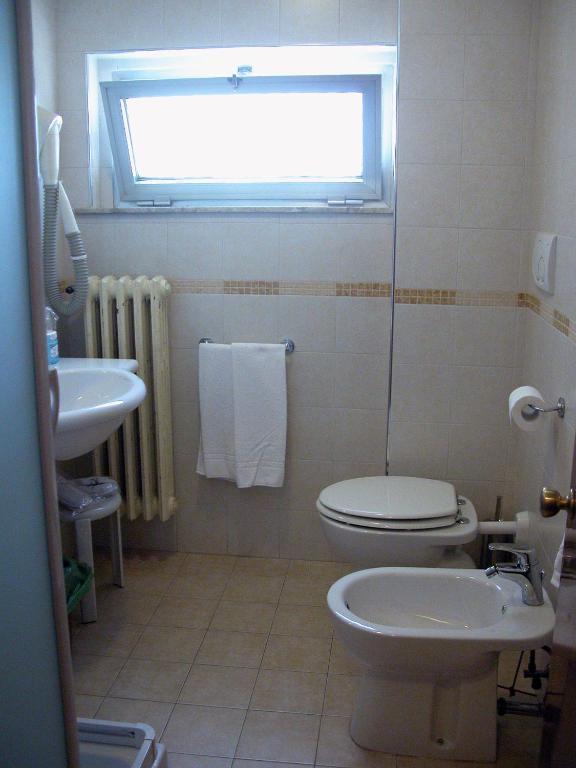 Hotel Calabresi San Benedetto del Tronto Rum bild