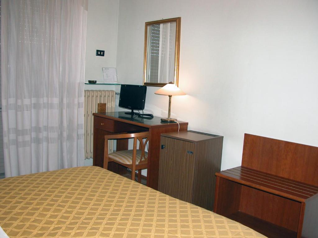 Hotel Calabresi San Benedetto del Tronto Rum bild