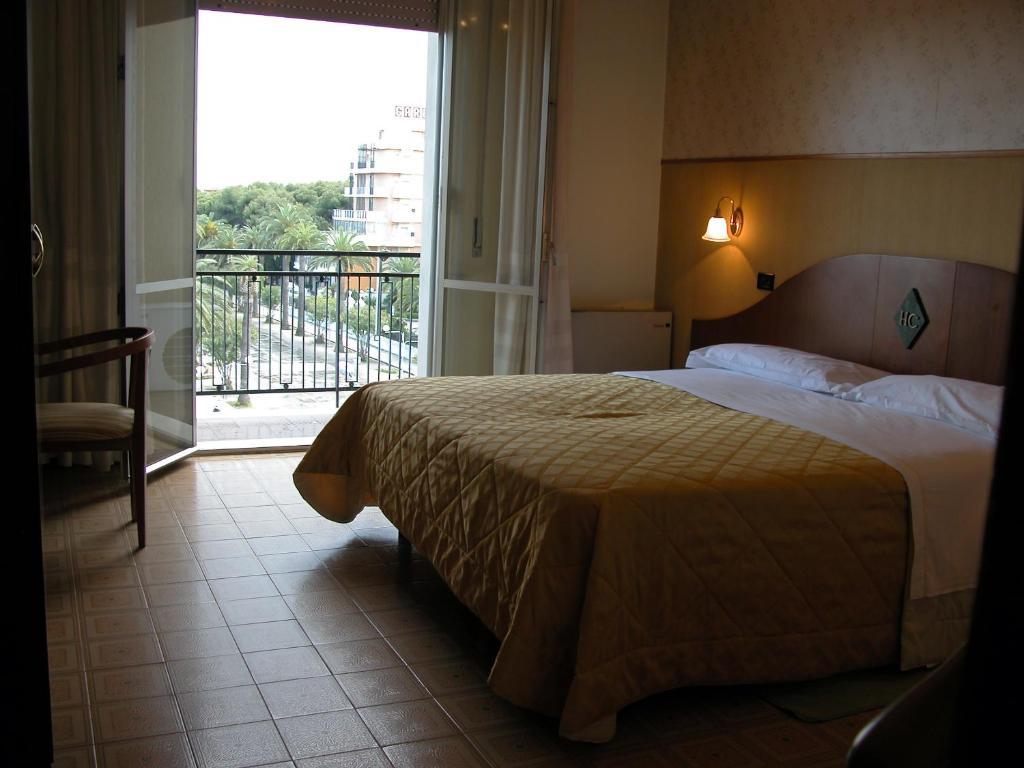 Hotel Calabresi San Benedetto del Tronto Rum bild