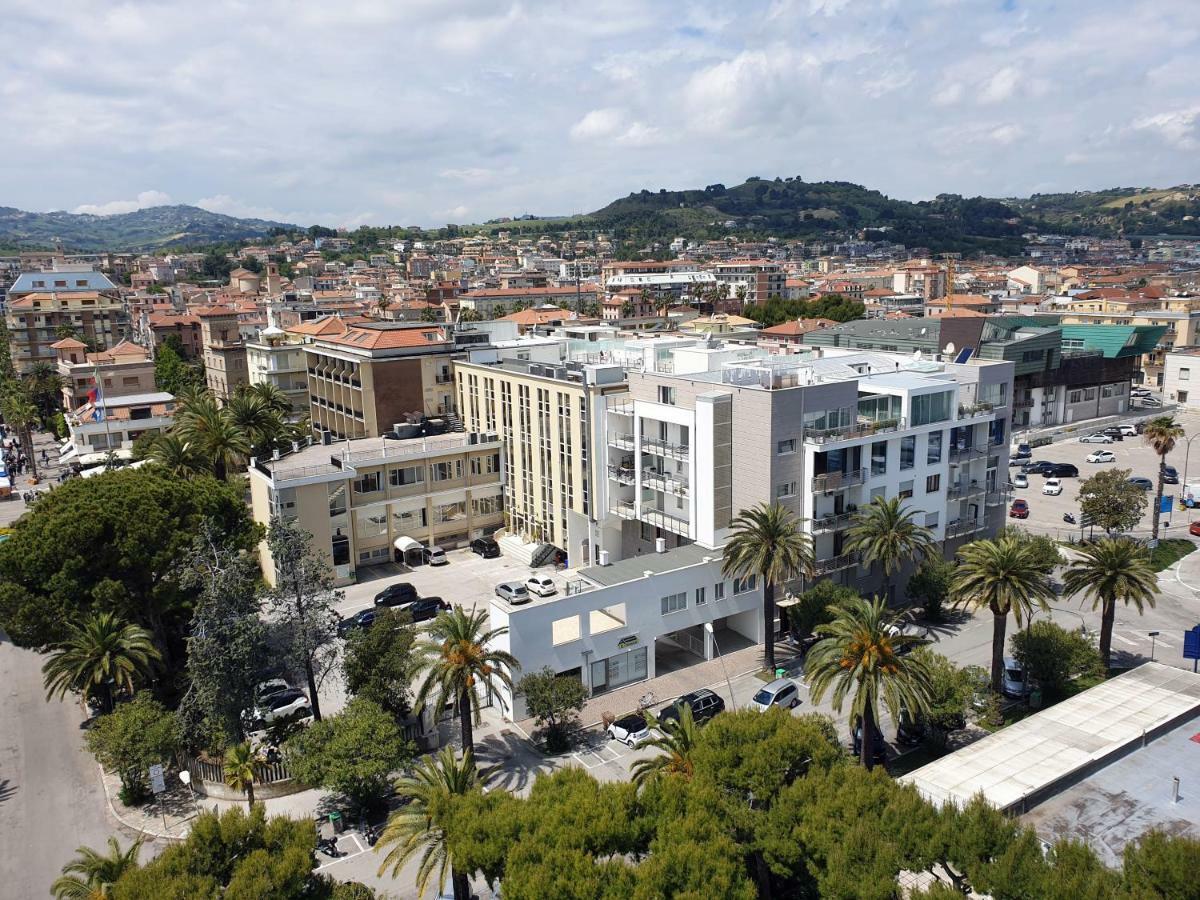 Hotel Calabresi San Benedetto del Tronto Exteriör bild
